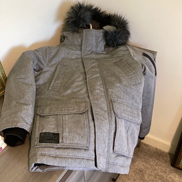 Hollister Gray Puffer Jacket with Faux Fur Hood Men’s xs